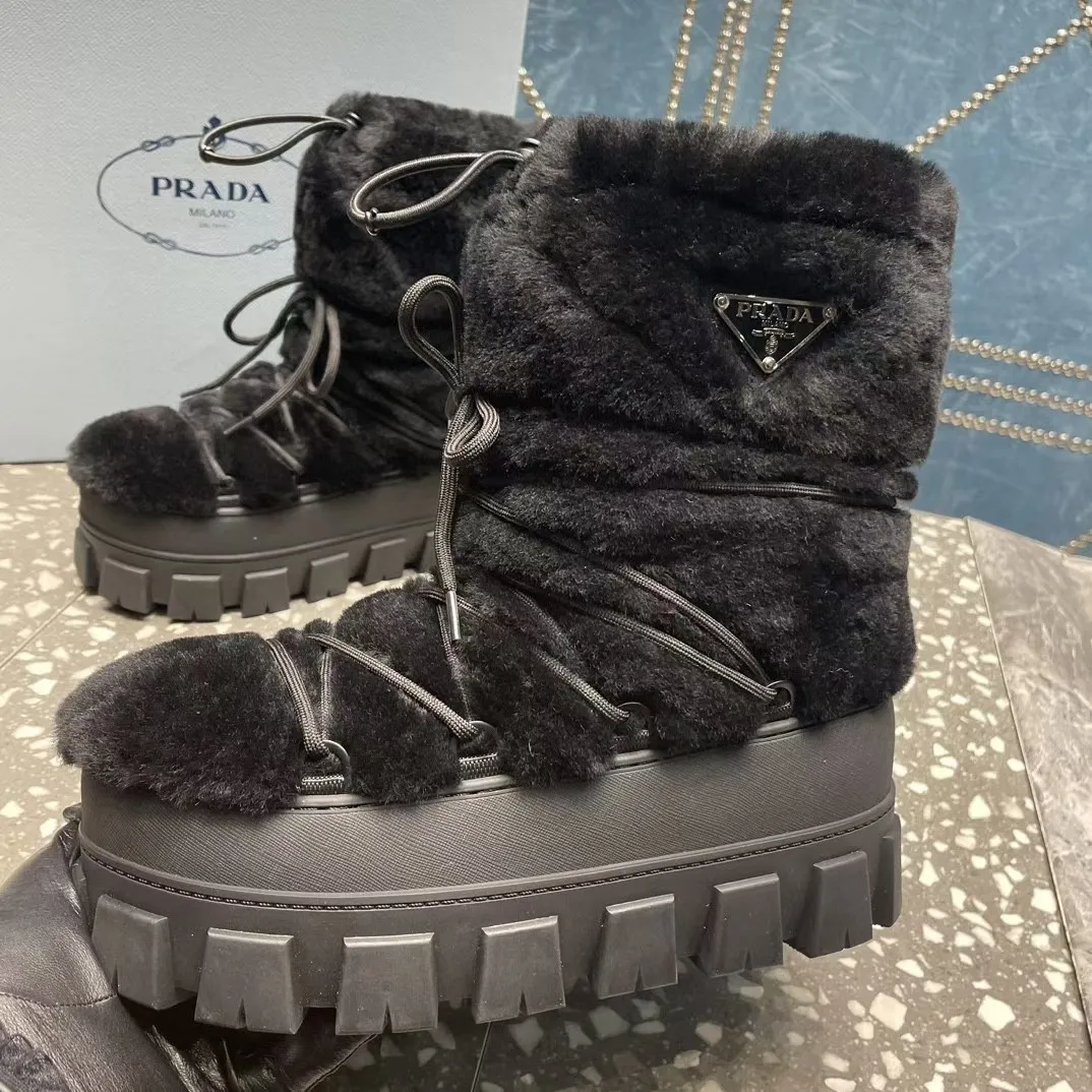 👟👟Ex-factory price 700👟👟 The highest version on the market, Prada's king style, snow boots, ski boots, chubby, so cute and cute →_→ From the Prada limited series, unique. Shiny nylon Oblique upper with criss-cross straps for an ideal fit. The boots are made of technical fabric and have a short-cut version. They can be worn in the city or in the mountains. They make the calves slimmer, taller, warmer and have a concave shape. The boots and soles use the original waterproof effect. The size is 35-40. 41Customized